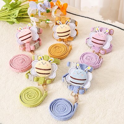 Harnais chien abeille avec laisses assorties en rose jaune violet vert et bleu sur fond clair