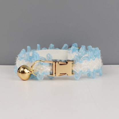 Collier chien frou frou bleu dentelle clochette dorée


