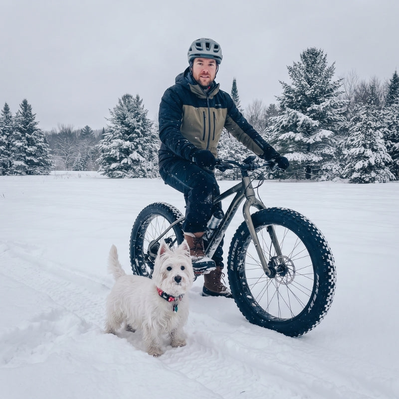 Collier pour chien jeune homme en fat bike l'hiver
