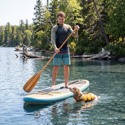 Collier pour chien lors d’une sortie en paddle avec un chien sur l’eau