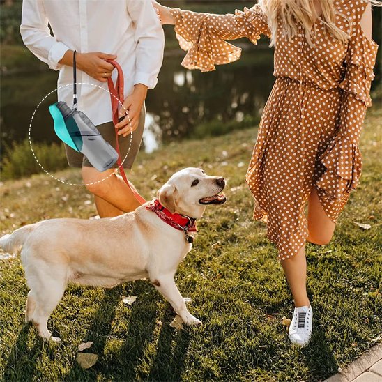 Gourde pour chien​ couple dans un parc
