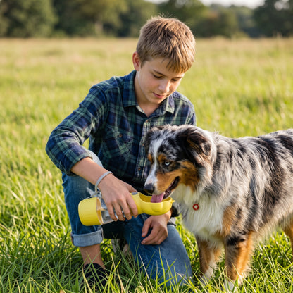 Gourde pour Chien garçon dans le champ donne à boirea son chien
