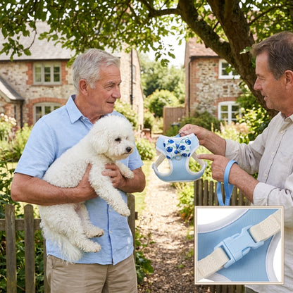 Harnais pour petit chien bleu présenté à un homme portant un chien blanc