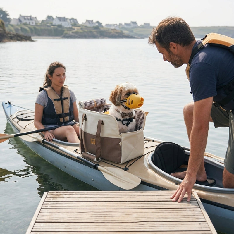 Muselière pour chien jaune sur un shih tzu dans un sac sur un kayak avec un couple