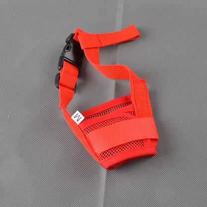 Muselière pour chien rouge souple présentée sur fond gris