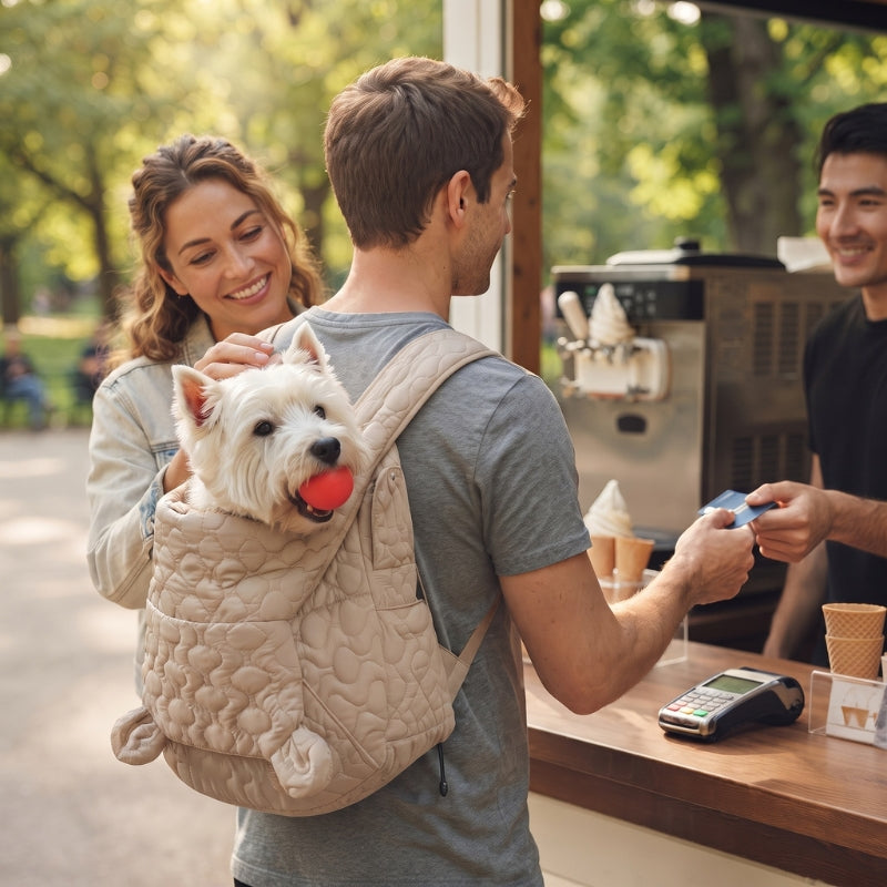 Sac à dos chien beige avec un petit chien salué par deux personnes au comptoir