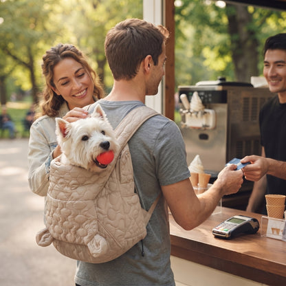 Sac à dos chien beige avec un petit chien salué par deux personnes au comptoir