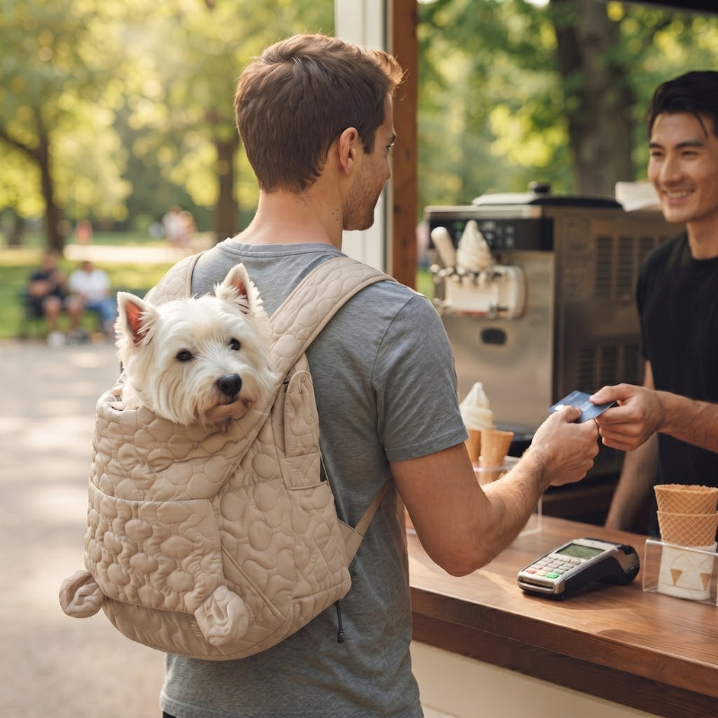 Sac à dos chien beige porté par un homme avec son chien au comptoir