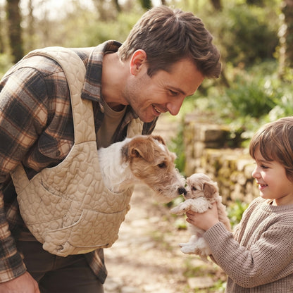 sac-a-dos-chien-beige-porte-par-un-homme-presentant-son-chien-a-une-enfant