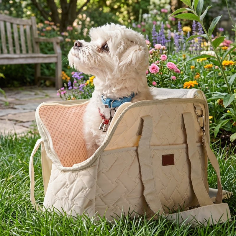 Sac de transport pour chien beige avec un petit chien blanc assis dans un jardin