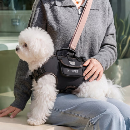 Sac de transport pour chiens noir porté par une femme avec un chien blanc