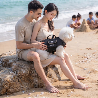 Sac de transport pour chiens porté par un couple sur la plage