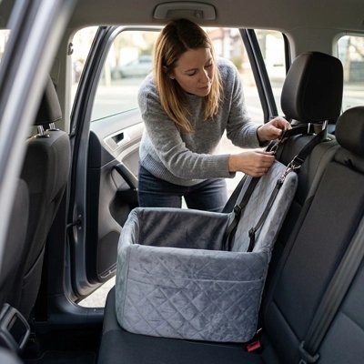 Siege auto pour chien femme attache le siège