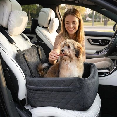 Siege auto pour chien femme attaché son chien