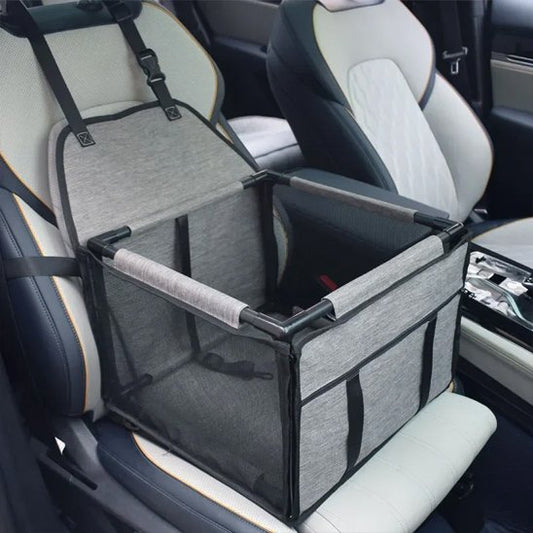 Siege auto pour chien gris sur banc de voiture