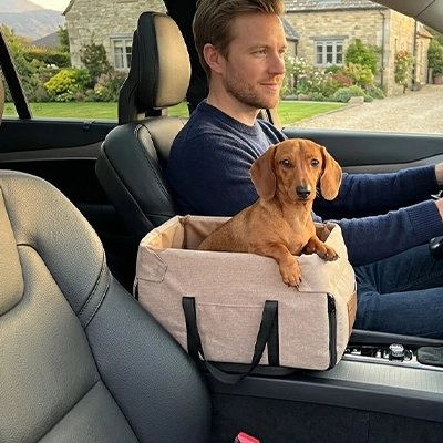 Siege auto pour chien homme promène son chien